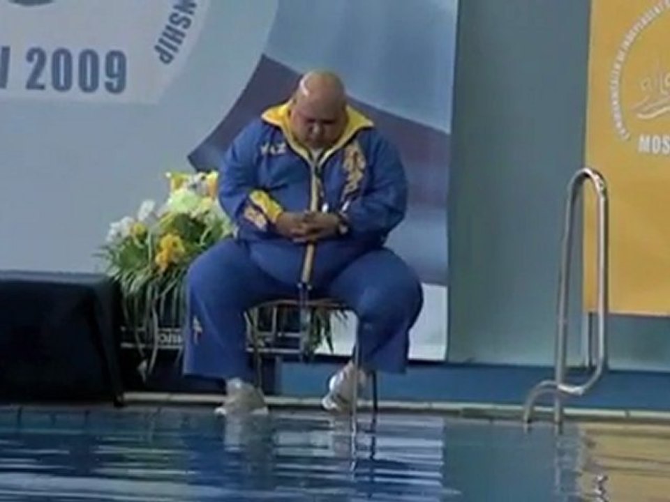 un homme dort au bord d'une piscine