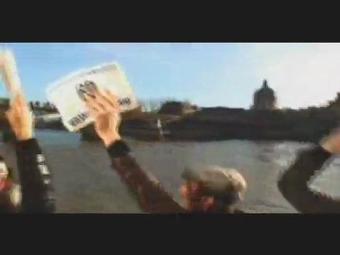 Kiss mob : chaîne de bisous