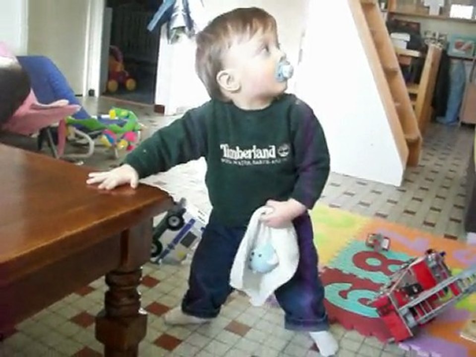 Sacha enfin debout 080310