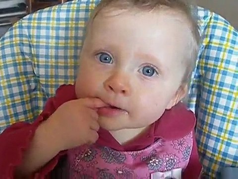 BB Morgane 12 mois, mange du chocolat !