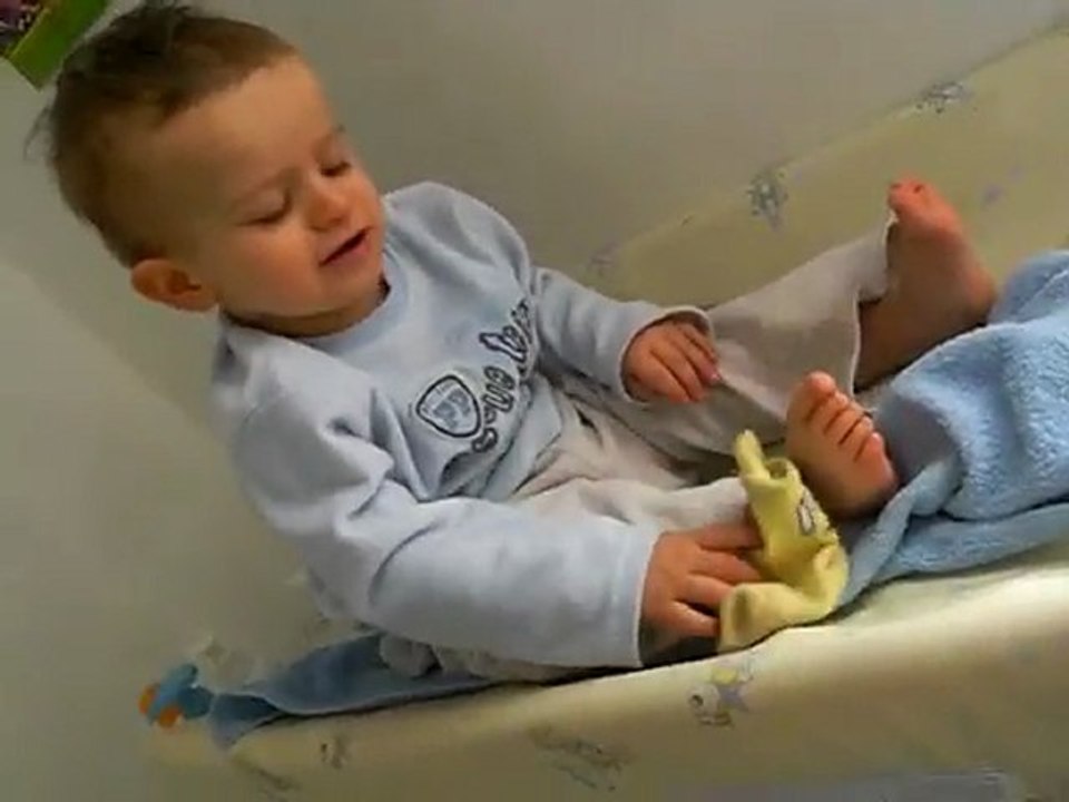 enzo tente de mettre ses chaussettes