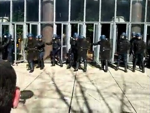 Vidéo Manif à la Défense 8 Mars 2010