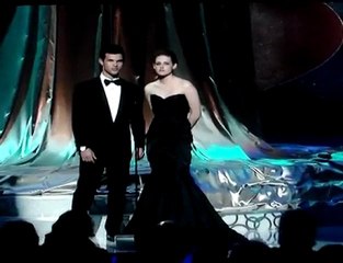 Kristen Stewart and Taylor Lautner present at the Oscar 2010