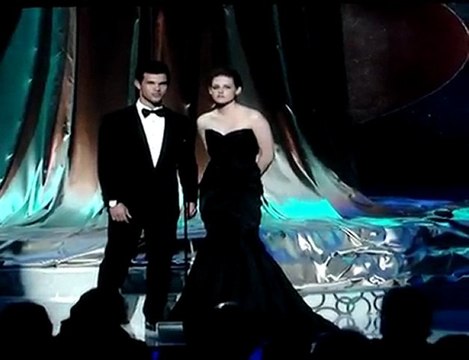 Kristen Stewart and Taylor Lautner present at the Oscar 2010