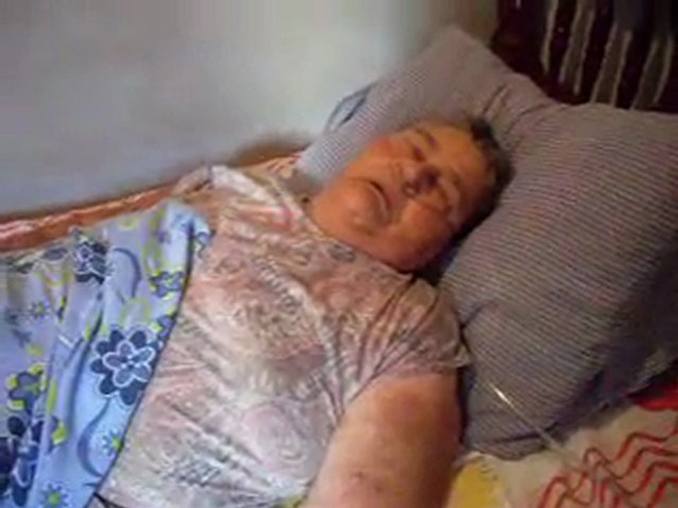 Vovó recebe cadeira de rodas