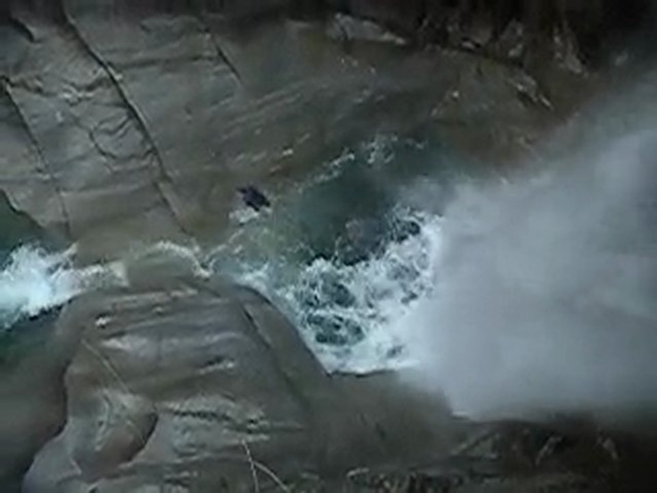 canyon canyoning extreme high jump