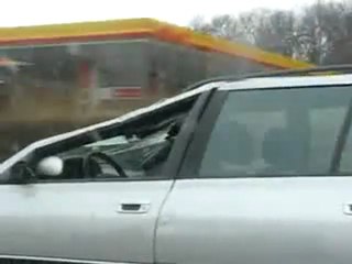 Régis roule avec sa voiture accidentée