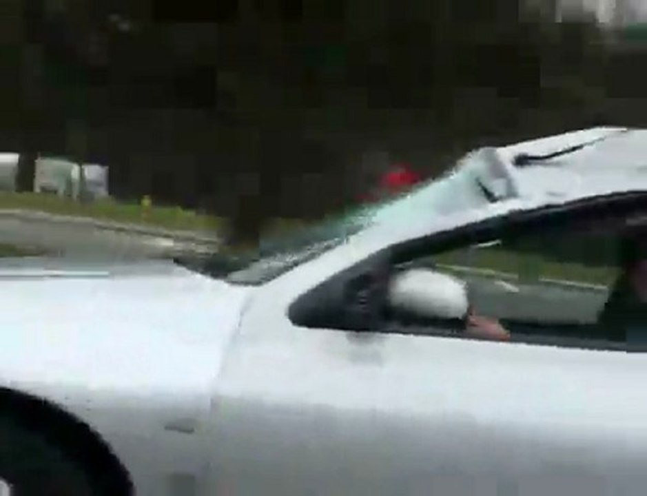 Cogno se croit au ski sur l'autoroute