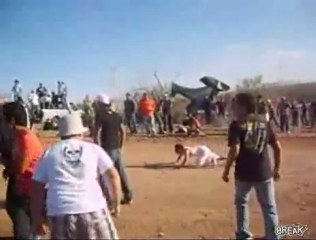 La voiture lui passe au dessus