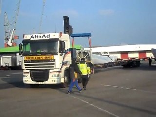 chargement d'une pale d'eolienne de 50 m