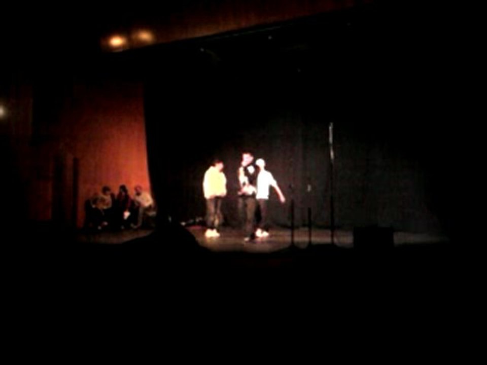Chicos del instituto cantando
