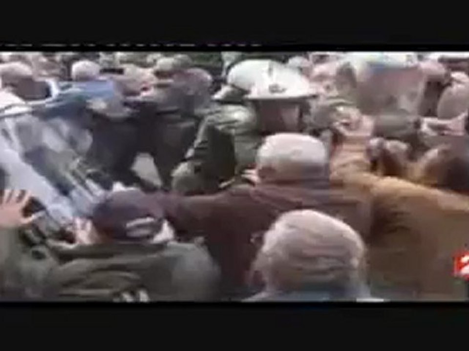 Grèce révolte des retraités contre les CRS! sur france 2