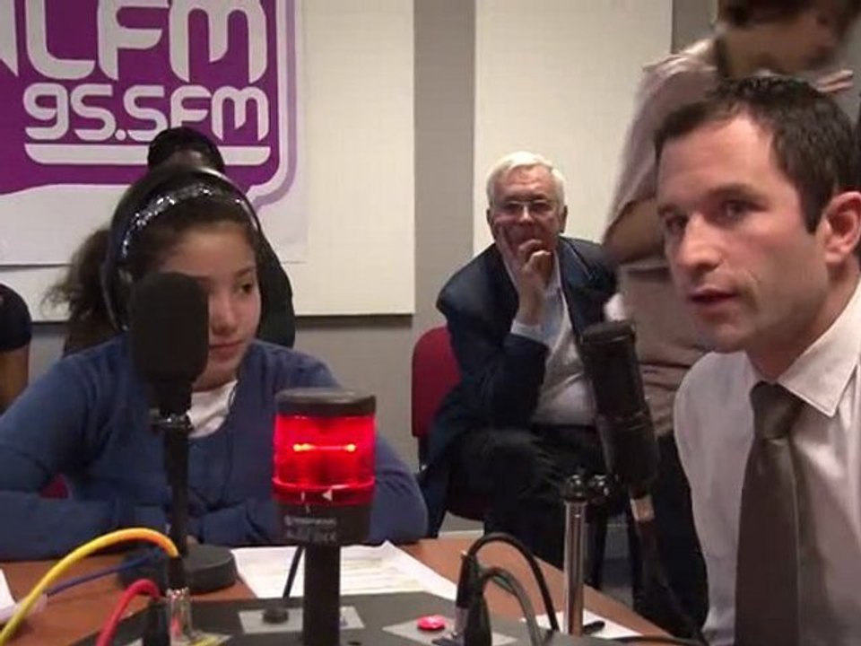 Benoît Hamon au micro des enfants