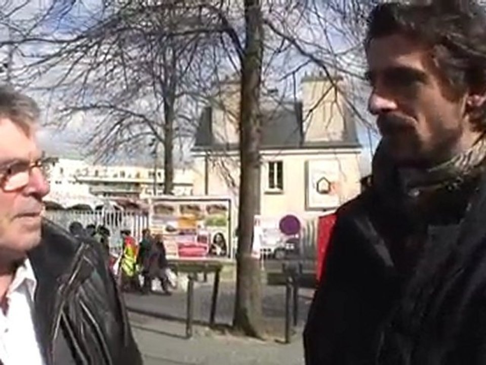 Augustin Legrand et Jacques Perreux sur le marché de Vitry