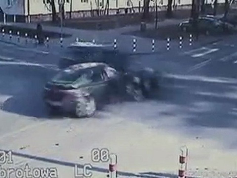 Ubriaco in auto causa incidente