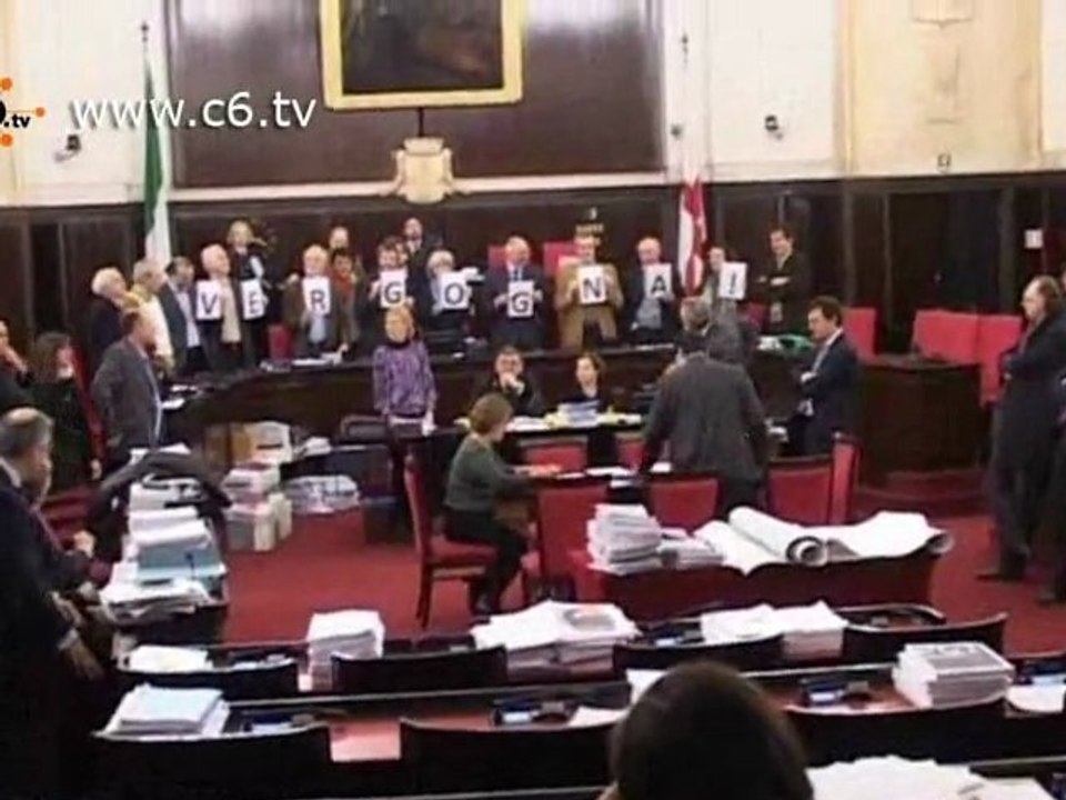 Milano. Pd contro PDL è rissa in Consiglio contro il decreto
