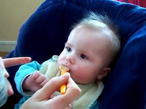 louise qui mange sa compote