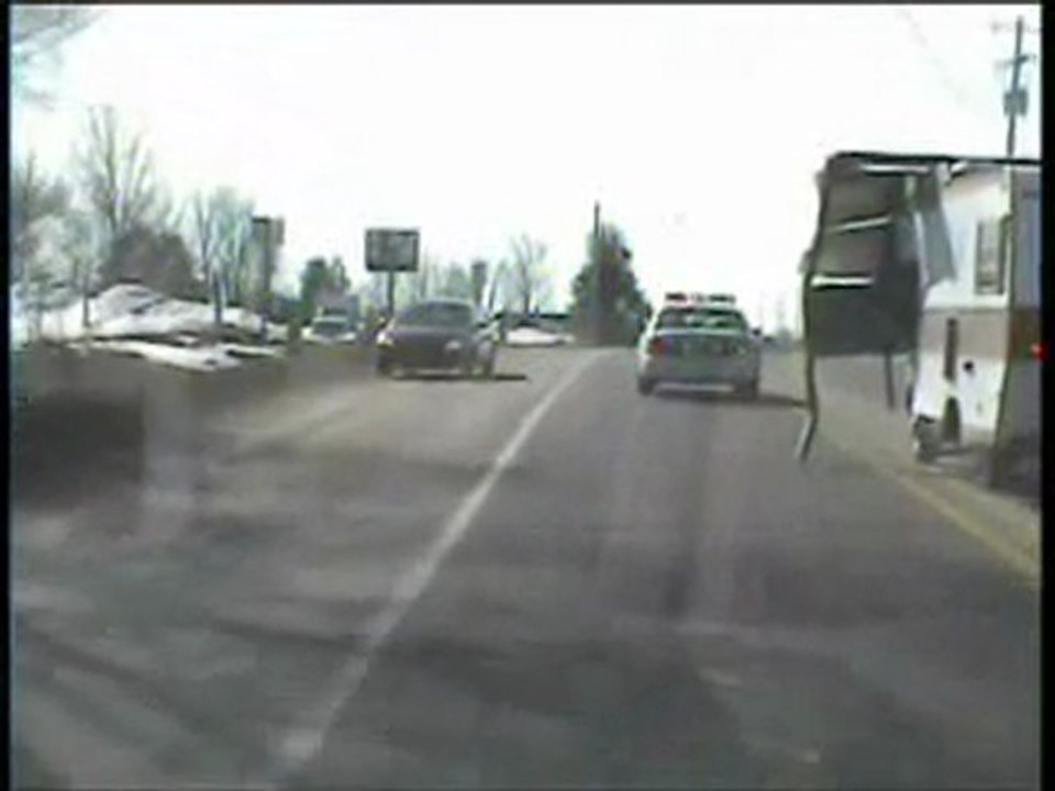 Course poursuite entre la police et une caravane