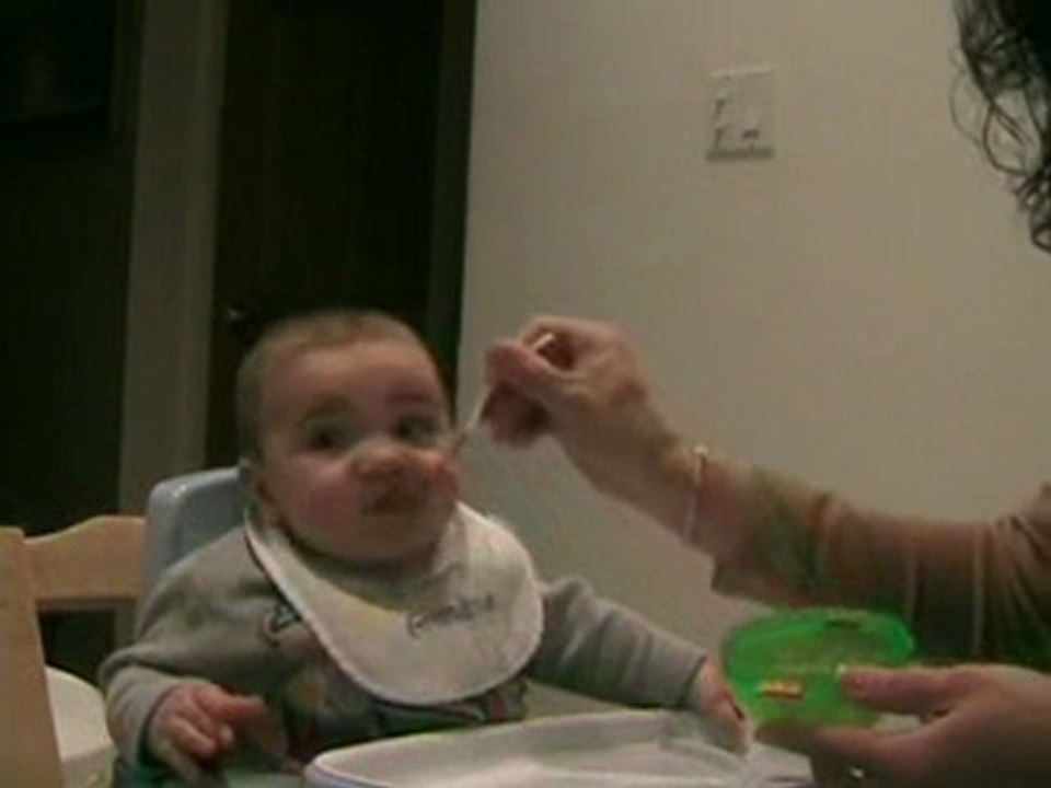 Le bébé n'aime pas manger ce qu'on lui donne mais il a faim