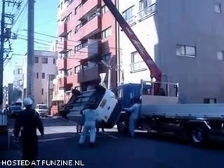 Régis redresse une voiture couchée sur le coté