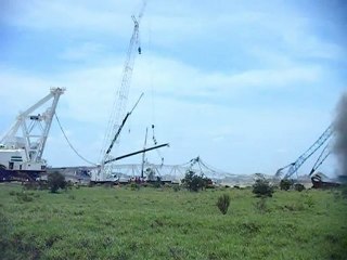 Une énorme grue s'effondre