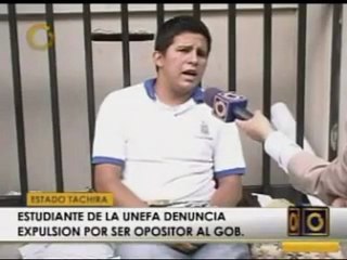 Estudiante se encadena luego de ser expulsado