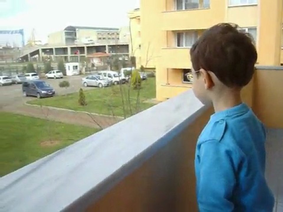 Demir: Babamla balkonda / On the balcony with my dad