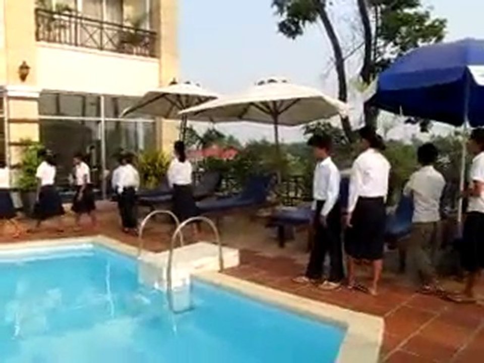 la classe de l'A.F.S. visite un hôtel Cambodgien