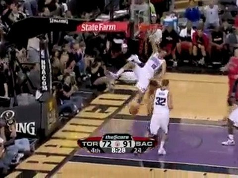 Sean May finds a streaking Omri Casspi on the fast break for