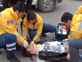 Motosikletli genç otomobile çarptı, 2 yaralı