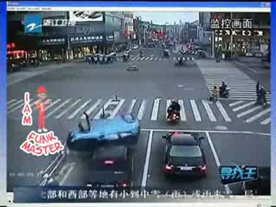 Il attend au feu rouge et on lui rentre dedans