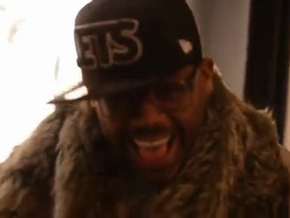 Dame Gets A New Scarf @ Helen Yarmark