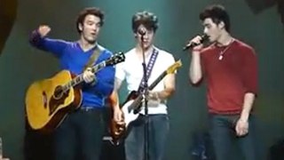 Nick Jonas, Joe & Kevin - Who I Am (Joe messes the lyrics)