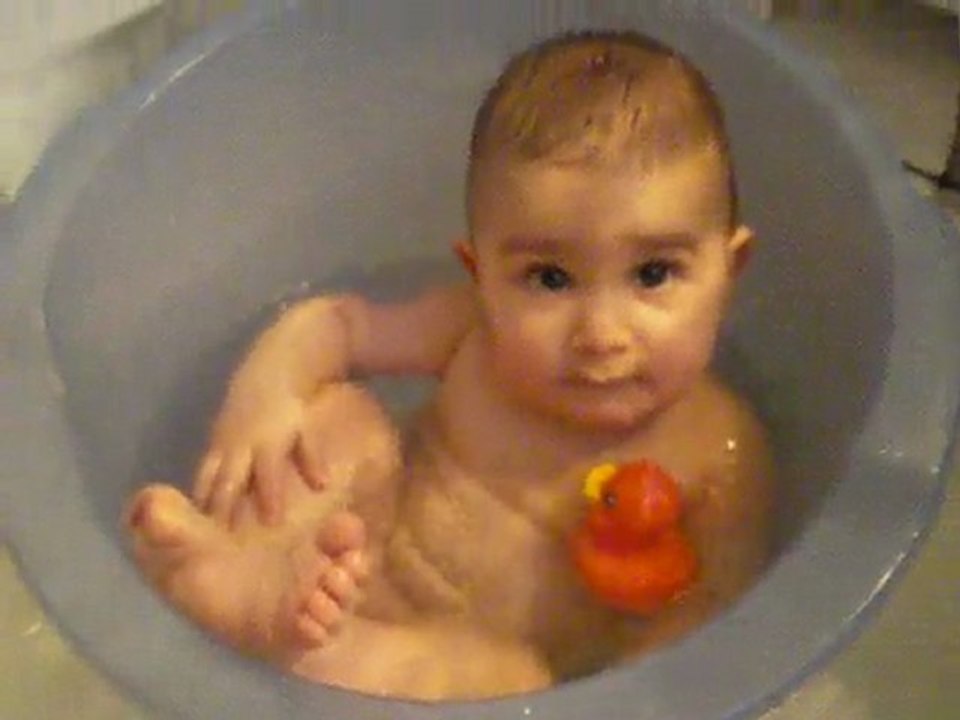 adam dans le bain
