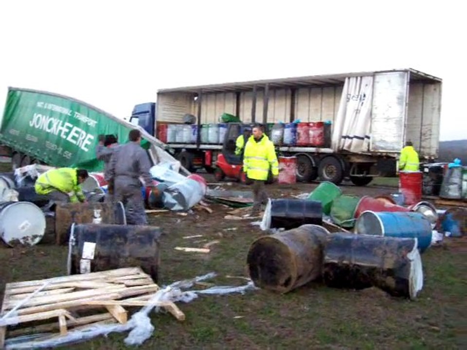 Beauvaisis : le camion perd 120 futs dans un champ
