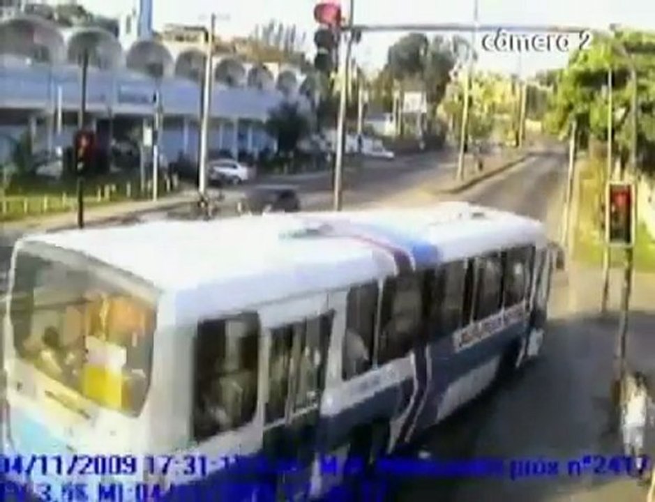 Crash bus vs auto vs cycliste