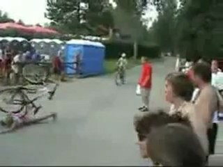 Une blonde tombe en vélo