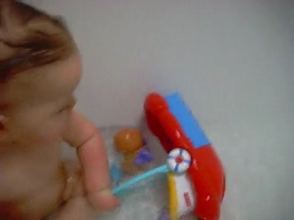 020Timéo dans le bain!