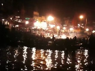 VARANASI : Cérémonie nocturne sur les ghats  02-2010