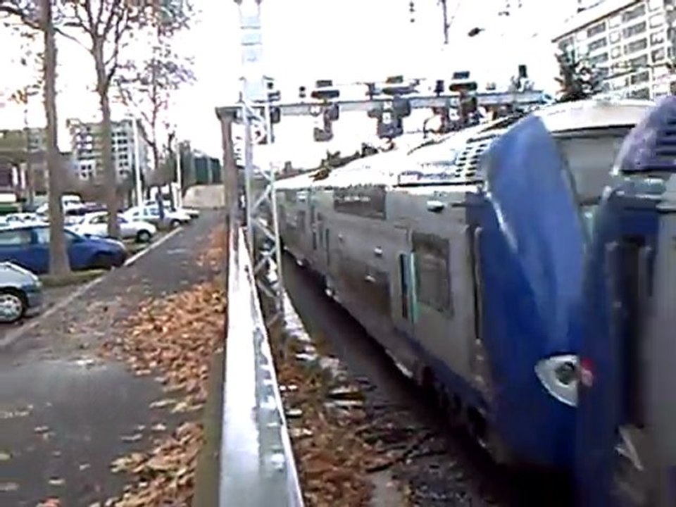 1 train TGV+1 train TER qui klaxonne à Lyon le samedi 6 décembre 2008