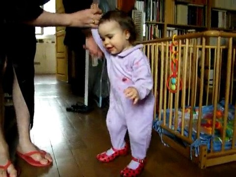 MINA 13 MOIS - 1ER COURS DE FLAMENCO. CA PROMET....