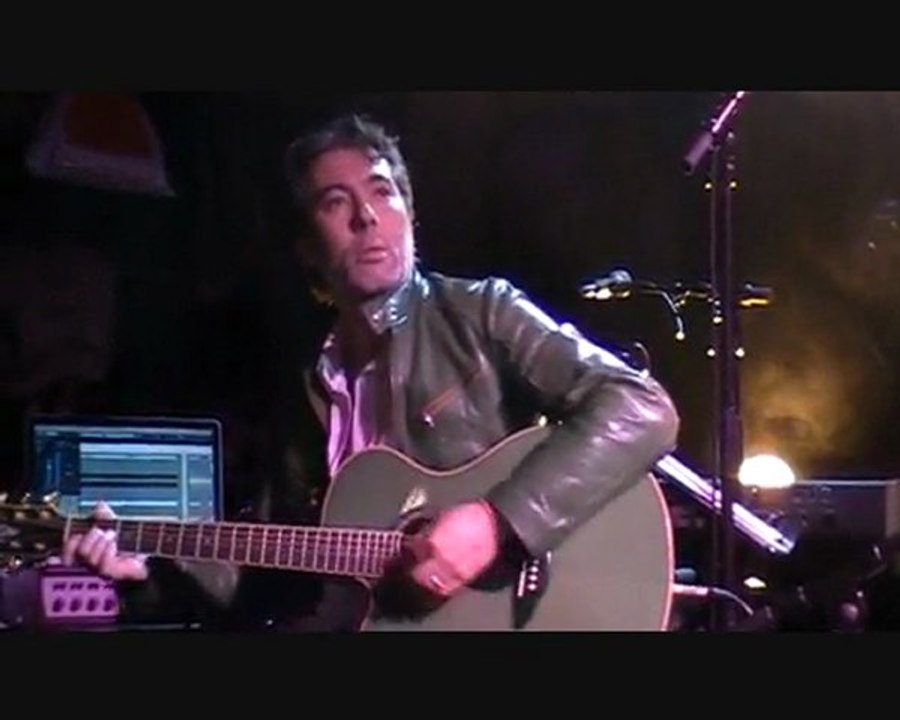 Sam Neves chante "Ma vie vient de toi" à la maroquinerie