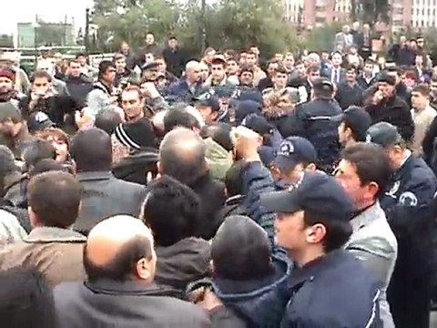 Tekel işçileri Bakanı protesto etti