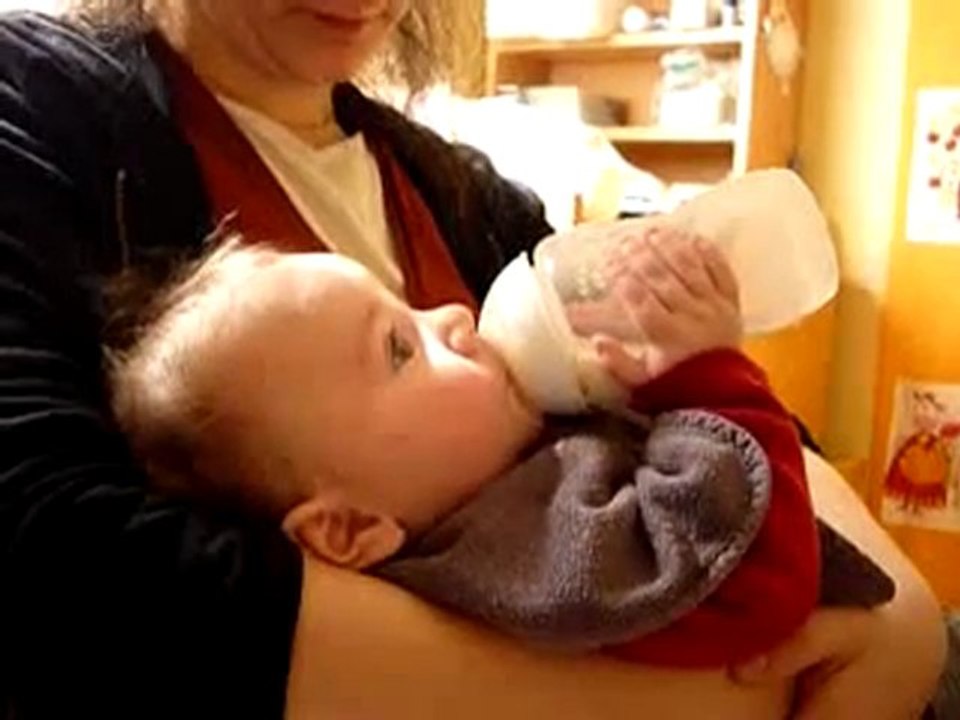 Robin prend son biberon tout seul 2/3