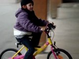 Anaé fait du vélo (sans petites roues!!!)