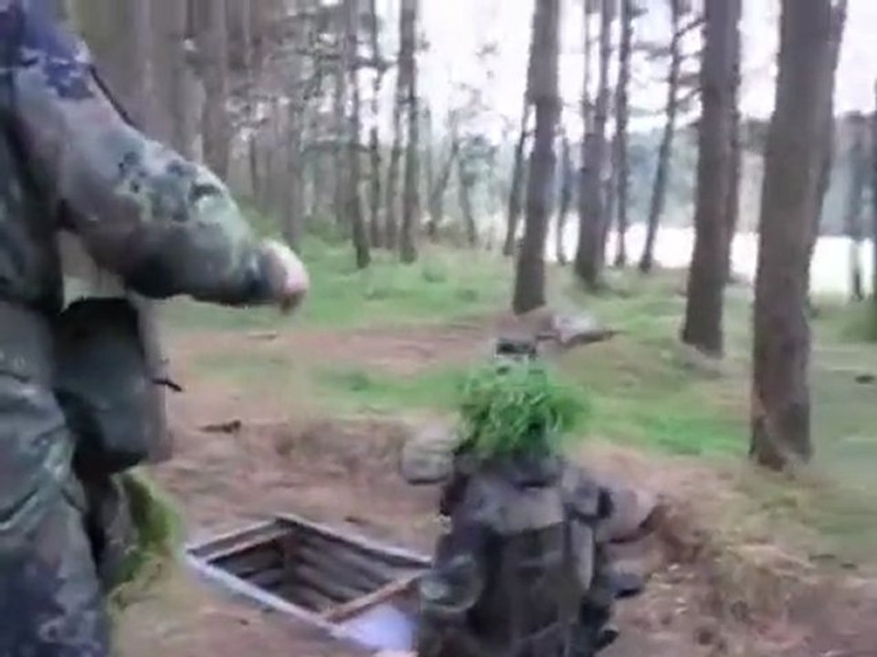 regis le punk lance une grenade