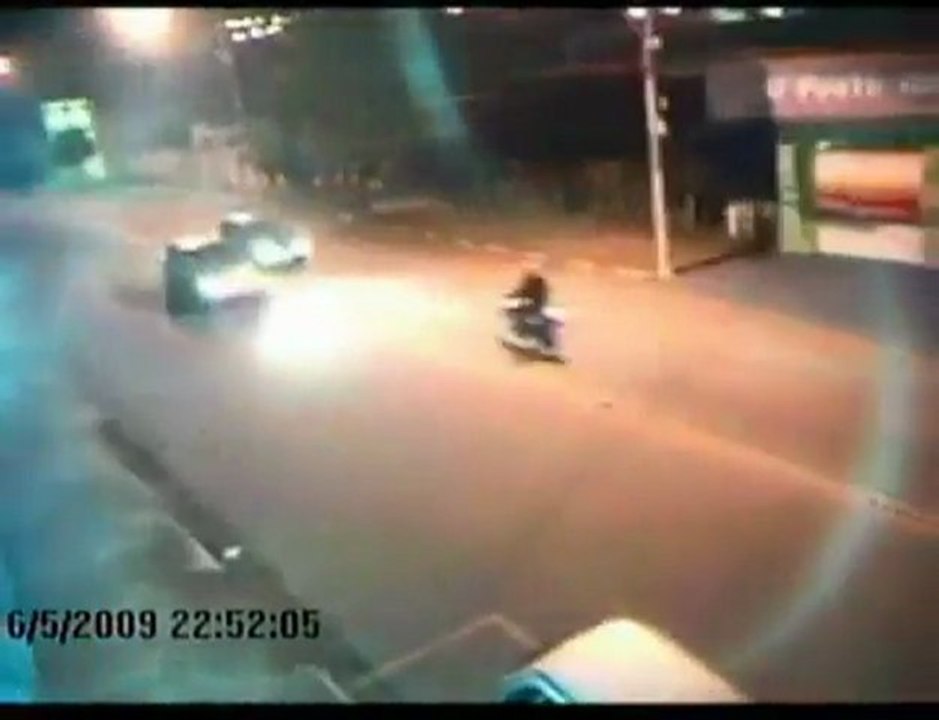 Accident violent entre une moto et une voiture