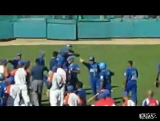 Au baseball, il veut le frapper avec la batte