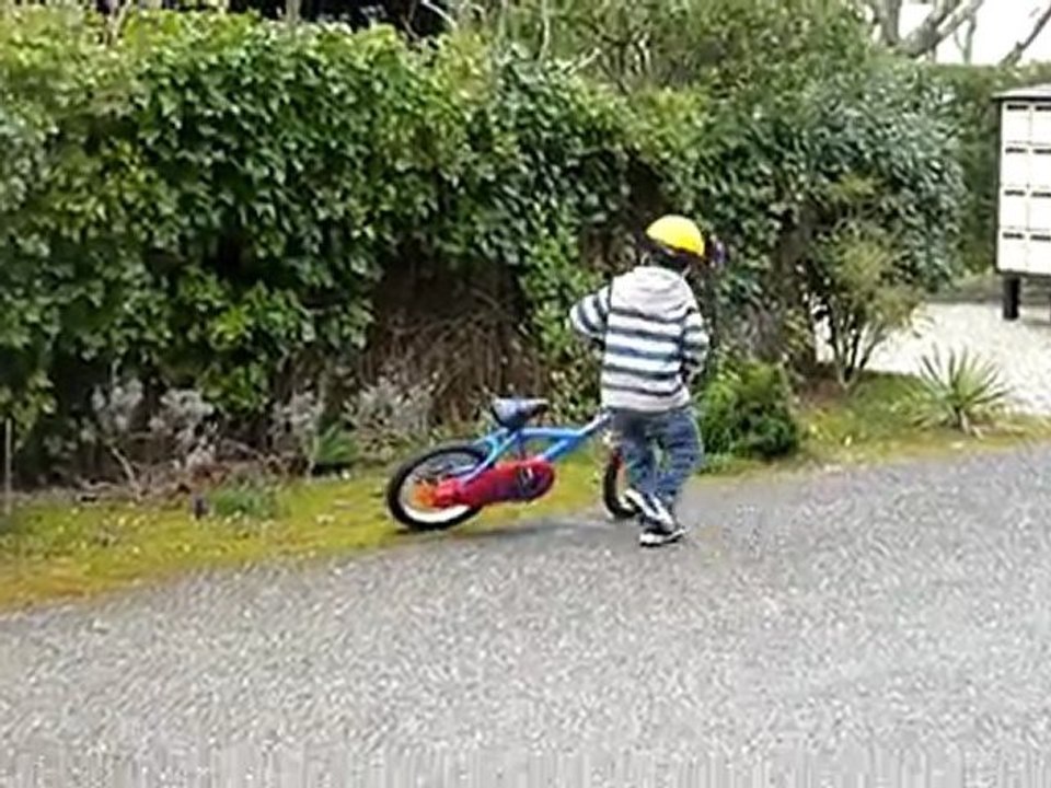 20100304 nico fait du velo et tombe lacanau