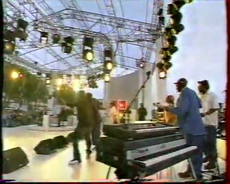 wyclef jean & the fugees - we trying to stay alive live npa